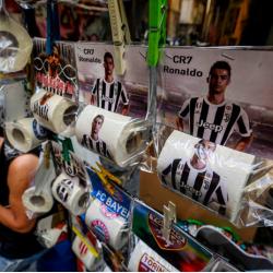 Giấy vệ sinh hình Ronaldo bày bán tràn lan tại Napoli